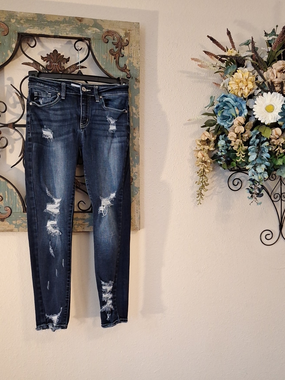 🔥🔥CLEARANCE🔥🔥 KanCan Navy Distressed Skinny Jeans. Size 5